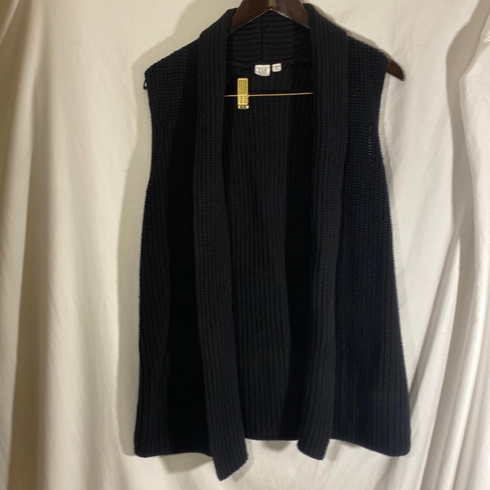 GAP woman’s sweater vest size Med Like New!